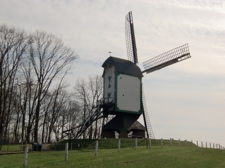 Roerdalen-Melick NL : Waterschei, die Prinz-Bernhard- Mühle ist eine Bockwindmühle